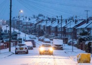 巨大的多重灾害风暴“伯特”给英国带来了冰、风和雨，降雪袭击了英国